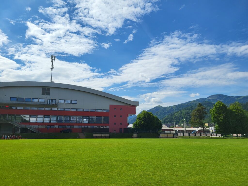 park Podmežakla, zelenica in dvorana